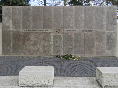 907525 Afbeelding van de gedenkmuur met de 1239 namen van de Utrechtse Joodse slachtoffers van de holocaust, onderdeel ...